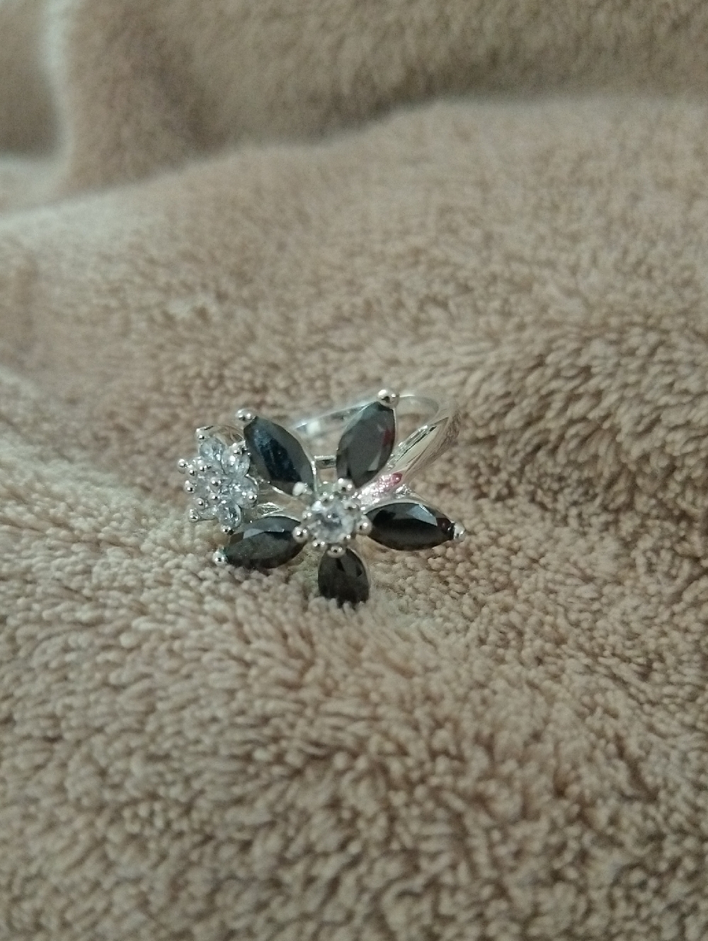 Sterling Silver Black and White Floral Cocktail Ring Size 8